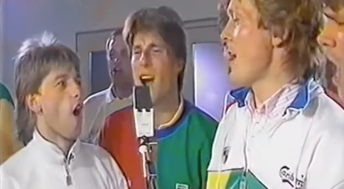 Stillbillede fra video, hvor landsholdet synger Re-Sepp-Ten 