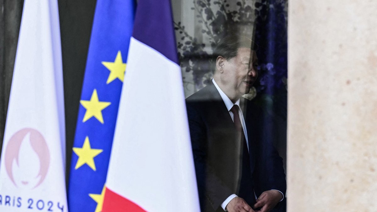 Kinas præsident Xi Jinping står nær flagene for OL i Paris 2024, Den Europæiske Union og Frankrig under sit besøg i Frankrig i begyndelsen af Maj 2024. Foto: Miguel Medina/AFP/Ritzau